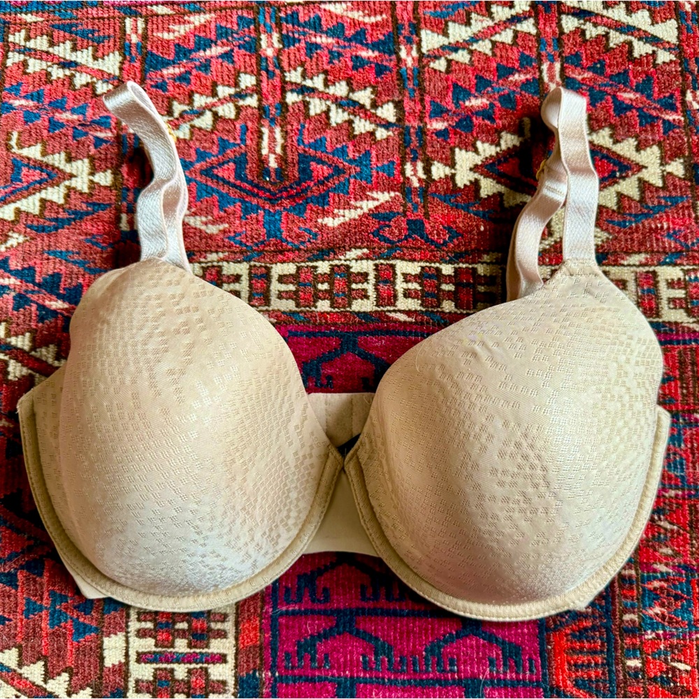Natori 32G bra in beige. Conform underwire full fit Contour Bra. Like new.